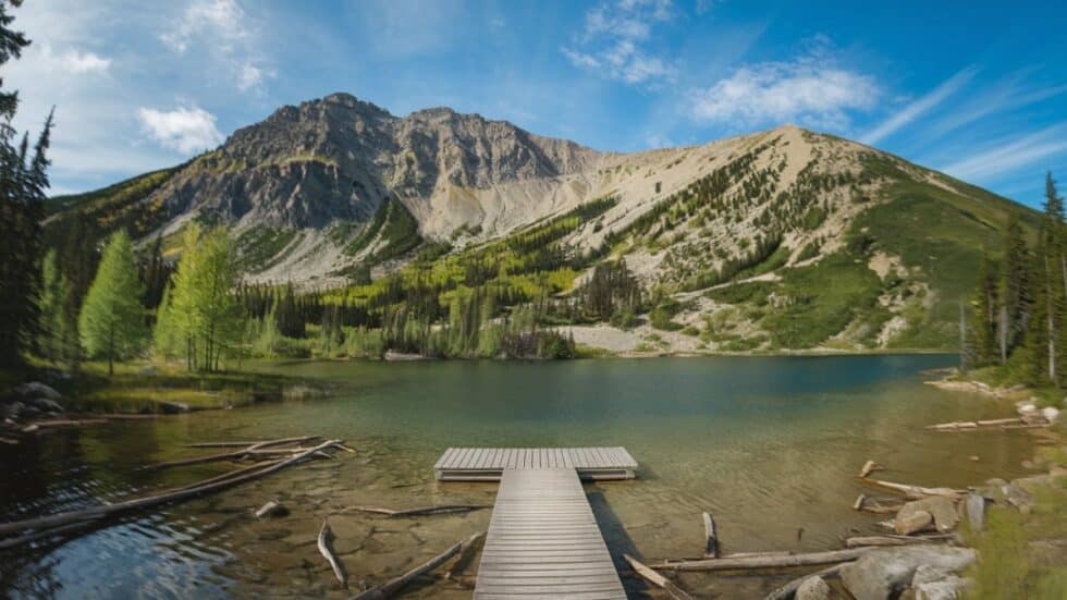 Lac calme avec ponton